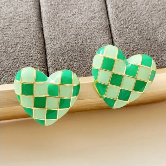 ✨ModCloth Solna Green Checkered Heart Earrings - Picture 1 of 4